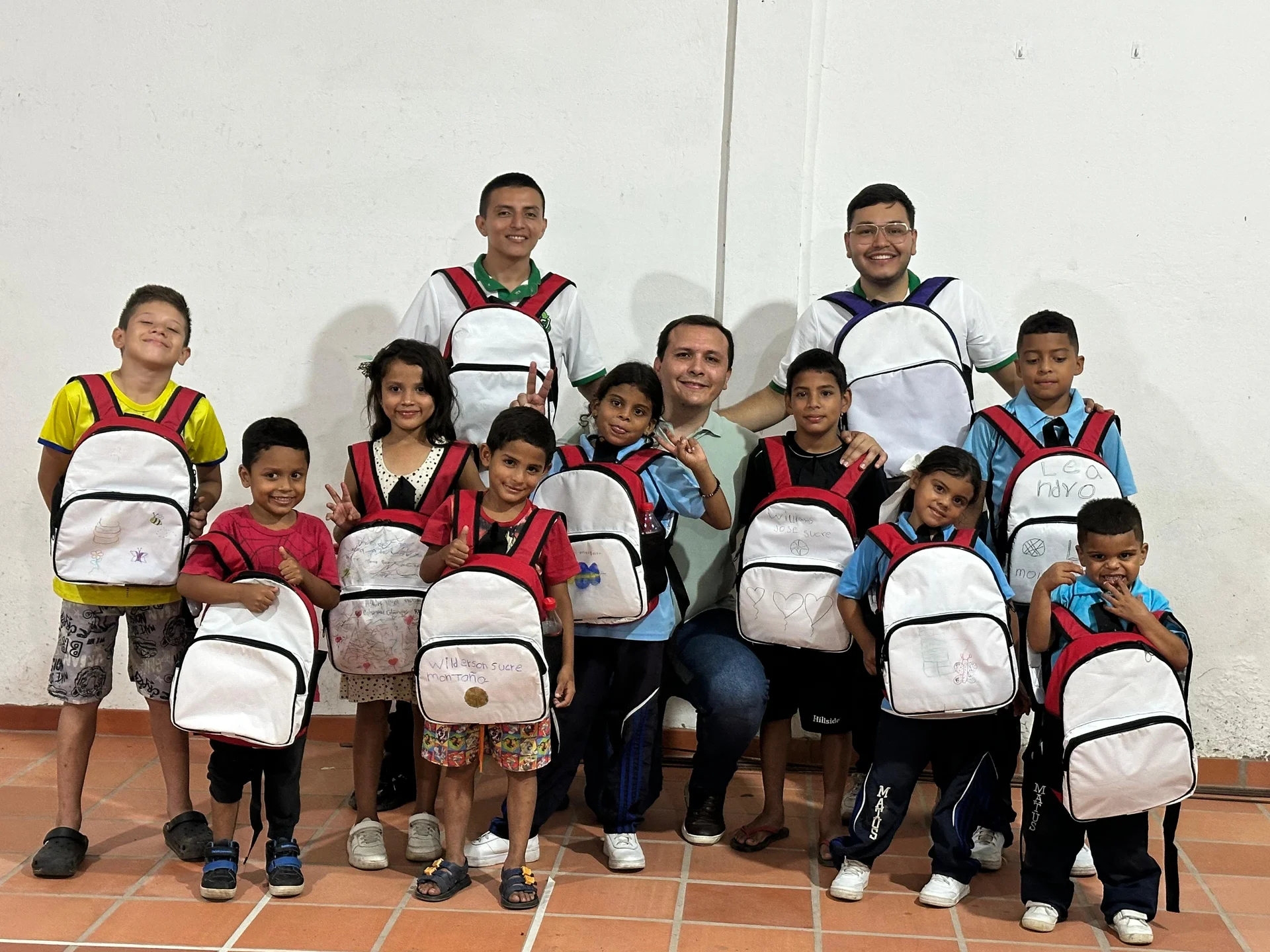 Niños con morrales hechos de lonas electorales — Políticamente Correcto
